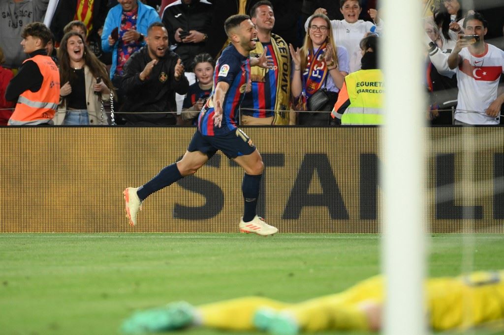 البديل ألبا يقود برشلونة إلى فوز صعب على أوساسونا المنقوص ويقربه من اللقب
