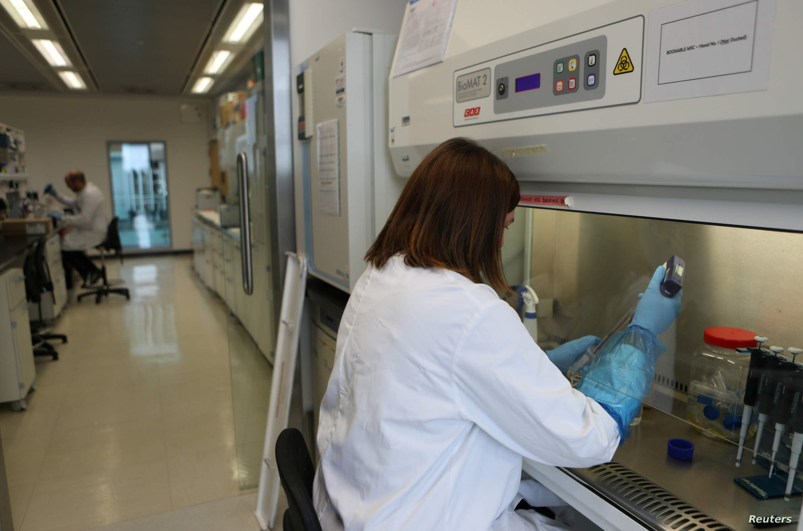 A scientist works in the lab at the Roslin Institute in Edinburgh, Scotland هيدروجيل ينظف الخلايا من الورم بنسبة 100 في المئة: نتائج مبهرة ضد السرطان