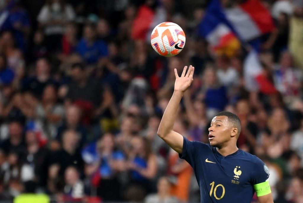 فرنسا تخطو إلى نهائيات كأس أوروبا بثبات بهدف مبابي الـ40