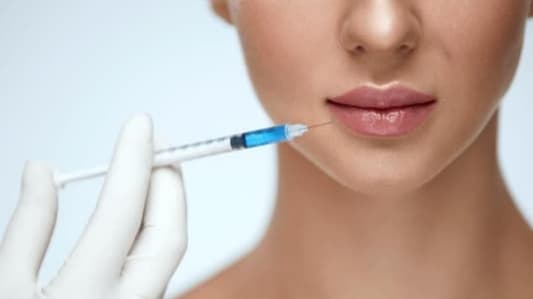تجميل جريمةٌ في العيادة: تشويهٌ وخداع… وسياسيّون يتدخّلون!
