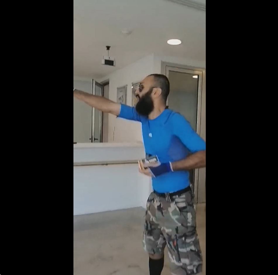 مودع بنك الموارد مقتحم بنك الموارد يتسلم وديعته