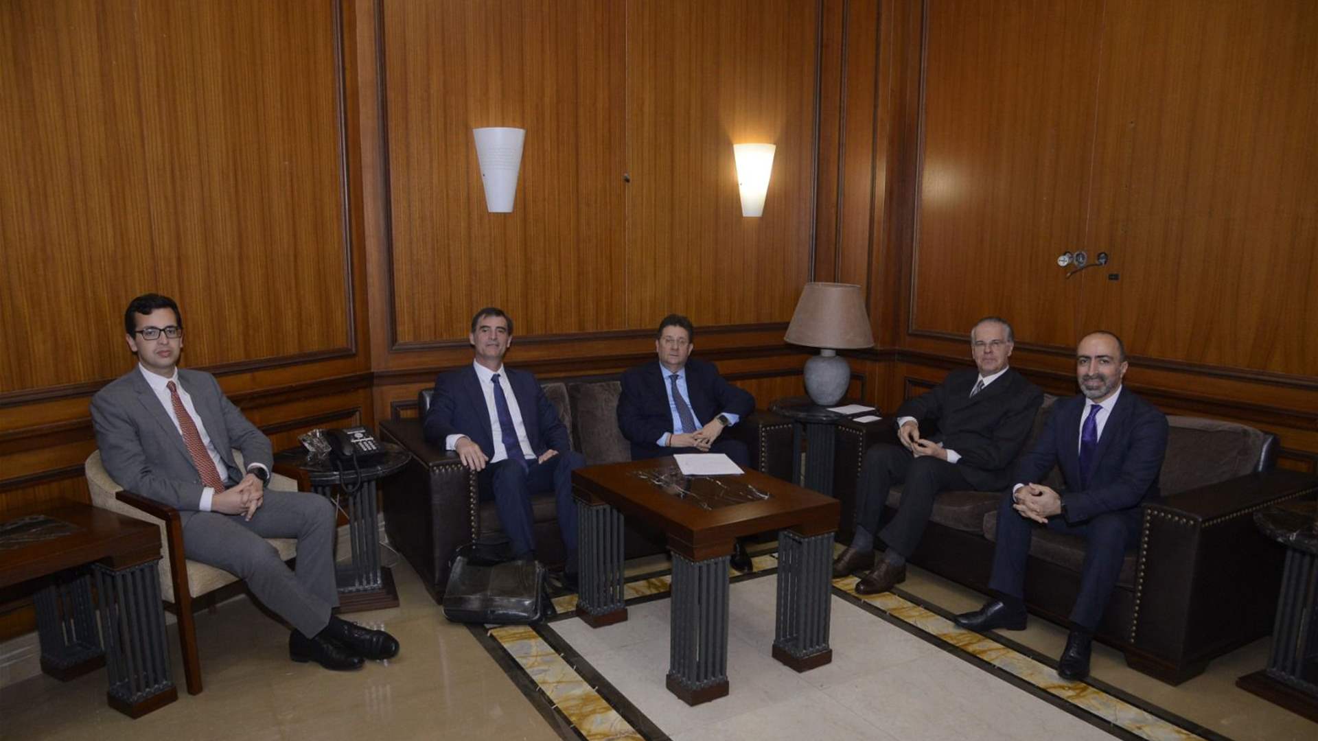 كنعان بعد لقائه وفد صندوق النقد الدولي كنعان بعد لقائه وعدوان وفد صندوق النقد: يجب وضع حدّ لمسألة الودائع، والتدقيق المحايد لم يحصل حتى اللحظة