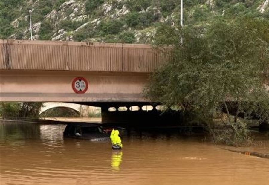 سيول إنقاذ مواطن إحتُجزَ داخل سيّارته في نهر الكلب