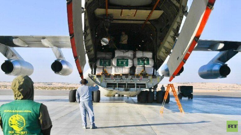 6581bdfe4c59b76493392704 طائرة الإغاثة السعودية تحطّ في مطار العريش