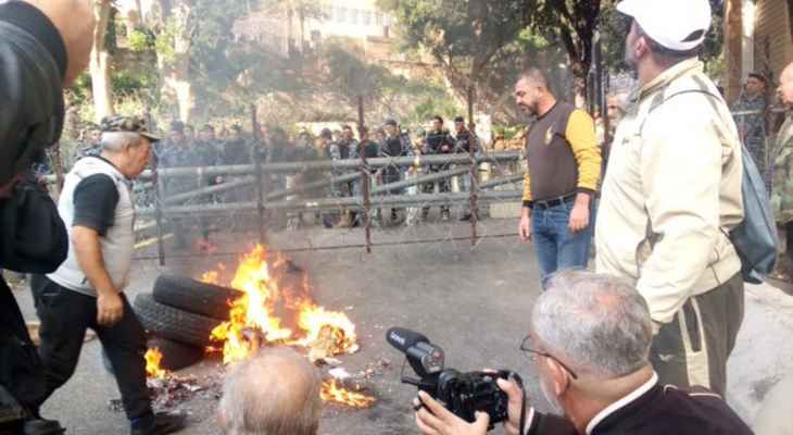 في ظلّ الحراك العسكريّ، وقطع الطرقات، هل تٌعقد جلسة الحكومة؟