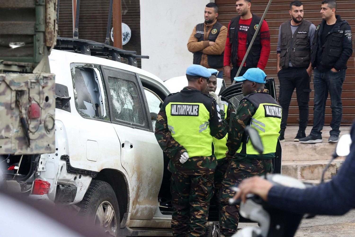 «اليونيفيل» قرب السيارة التي قتل فيها الجندي الآيرلندي