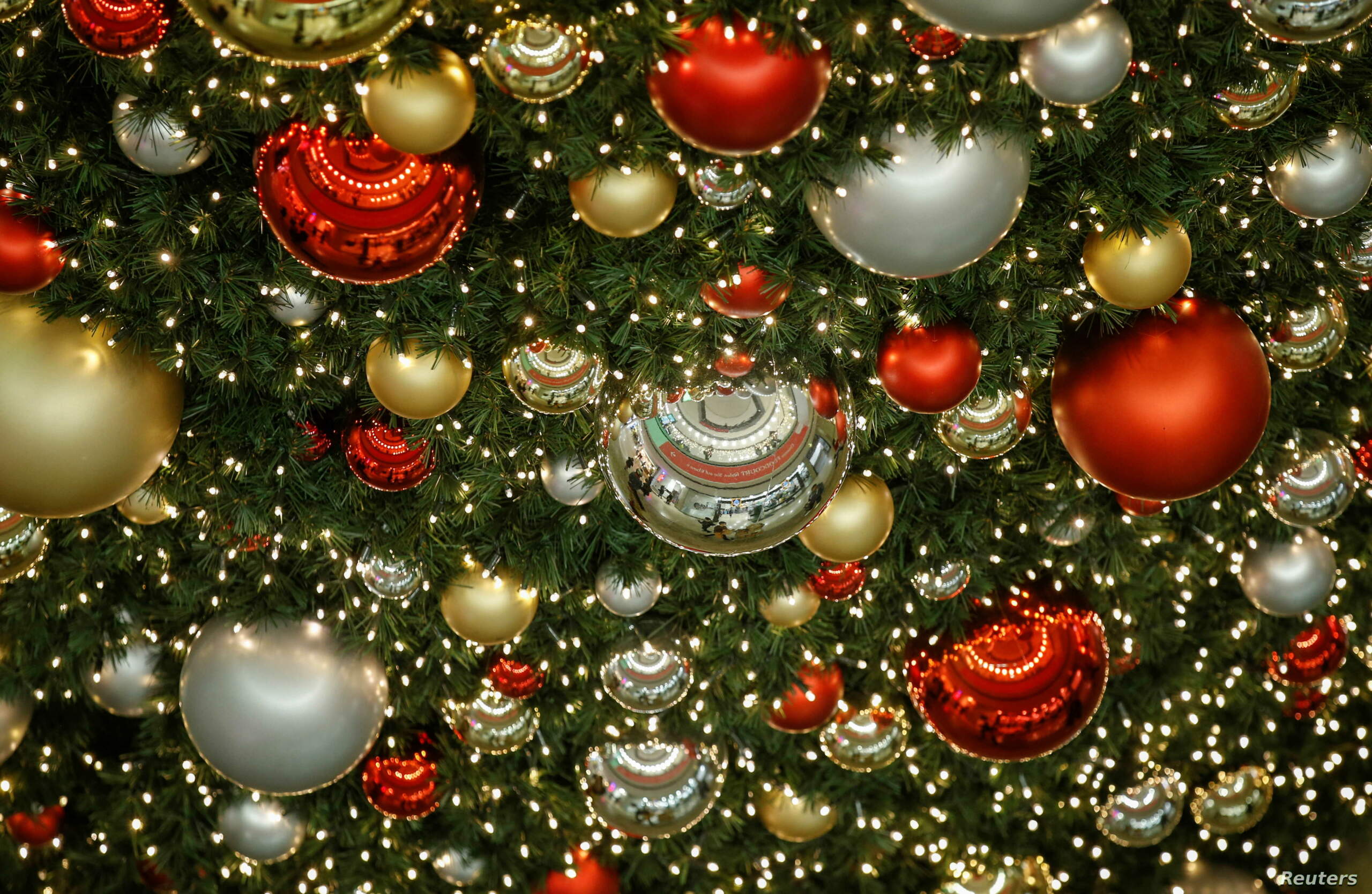A Christmas tree is displayed in a shopping center amid the coronavirus disease (COVID-19) pandemic in Munich باقةٌ من البرامج الخاصّة على شاشات التلفزة في ليلة الميلاد