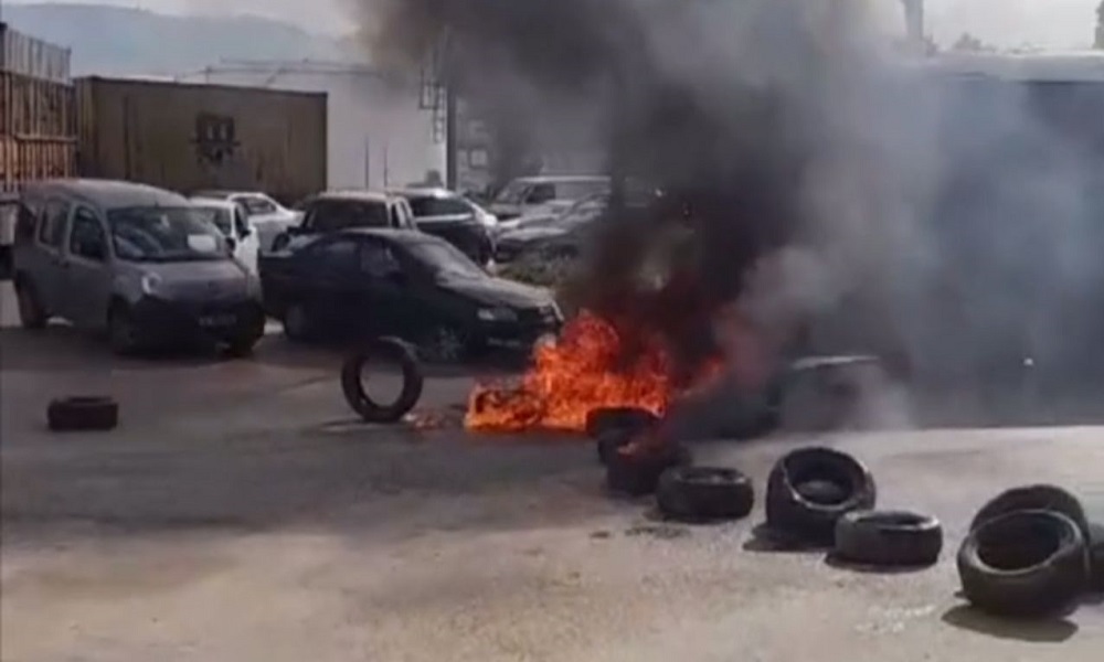 كرنتينا إعادة فتح طريق الكرنتينا بعد قطعها بالإطارات المشتعلة من قبل محتجّين