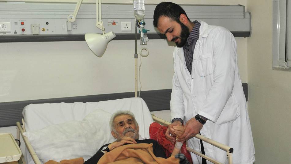 مريض مستشفى1 معاناة النقص في الطواقم التمريضيّة في ظلّ الحرب