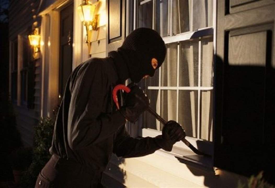 عمليّة سرقة ٥٠ الف دولار… ملثّمون يقتحمون منزلاً في الحازمية
