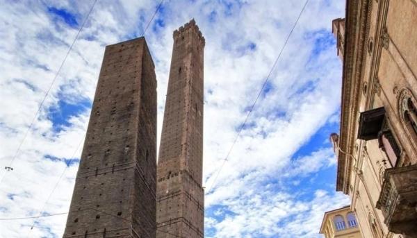 bourj خبراء يحذّرون من انهيار برج غاريسيندا الشهير في بولونيا