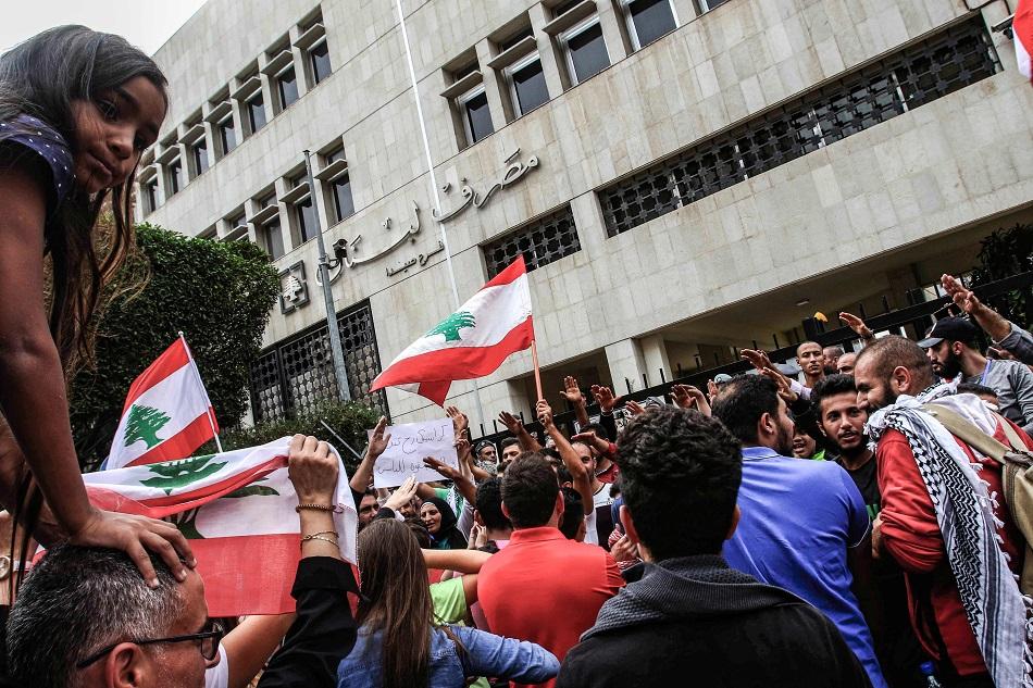 إحتجاجاً على السياسات الماليّة، إعتصامٌ أمام مصرف لبنان- فيديو