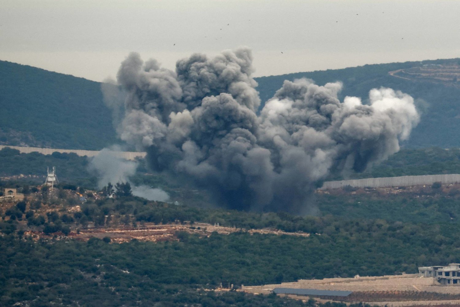 Smoke rises over Lebanon القصف يتواصل على المناطق الجنوبيّة