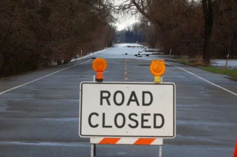 road closed هذا الطريق مُقفلٌ غداً