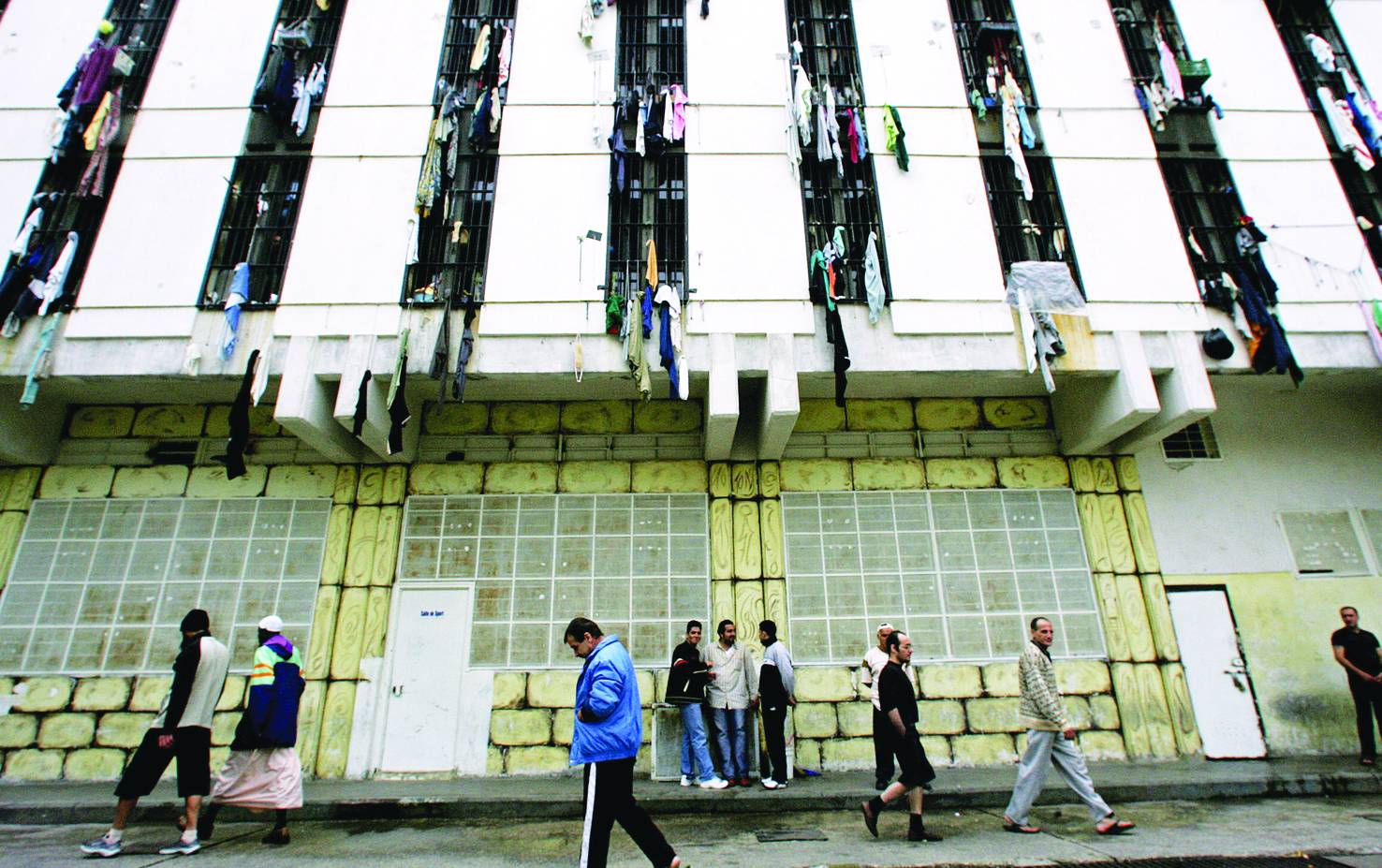 Lebanese prisoners stroll inside Roumieh