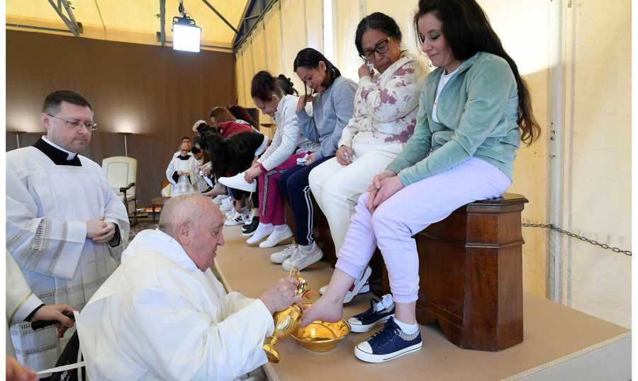 بالفيديو- من كرسيّه المتحرّك، قداسة البابا يغسل أرجل السجينات