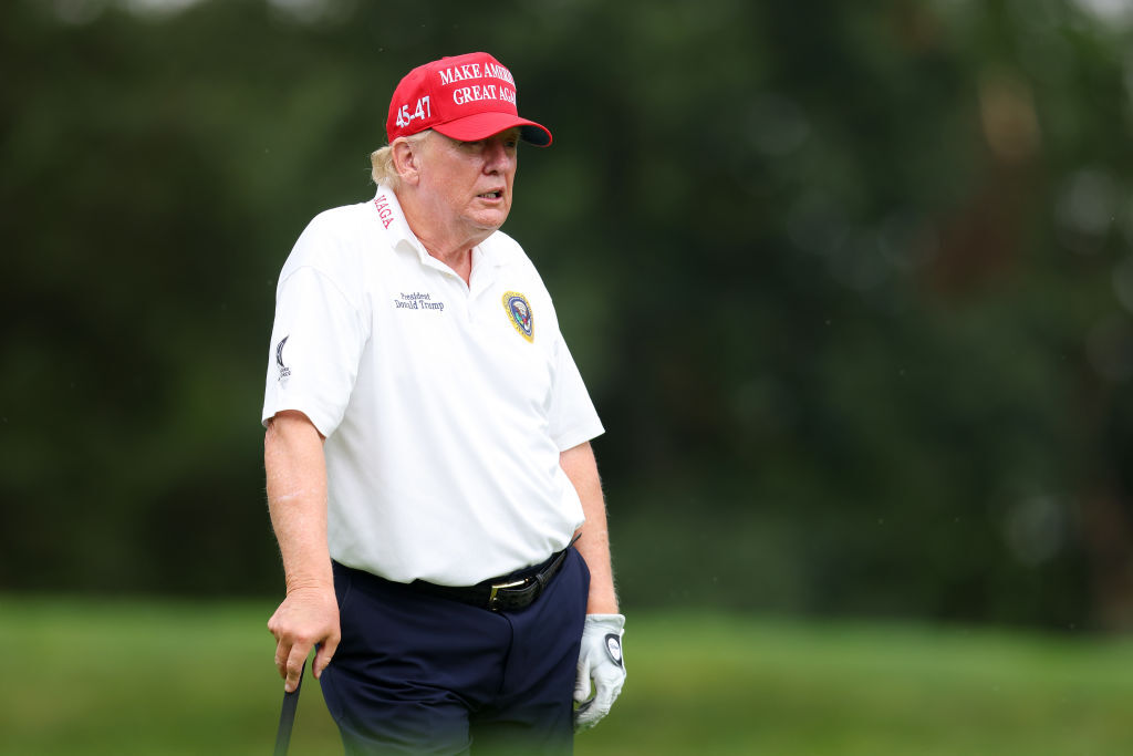 بالفيديو- بايدن يسخر من ترامب وهو يلعب الغولف