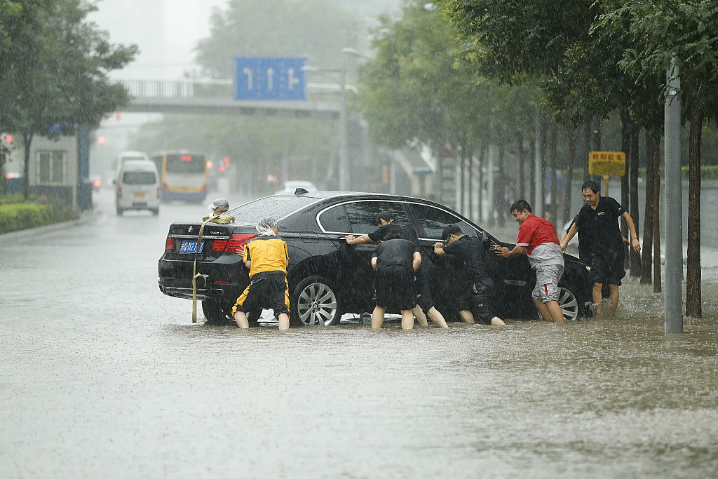 China بالفيديو- إجلاء مئات الالاف من منازلهم بسبب الفيضانات في جنوبي الصين