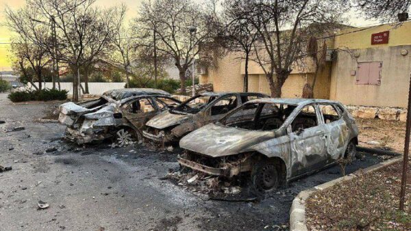 بالفيديو- بعد ضربة الحزب، آثار الأضرار والحرائق في مستوطنة أفيفيم