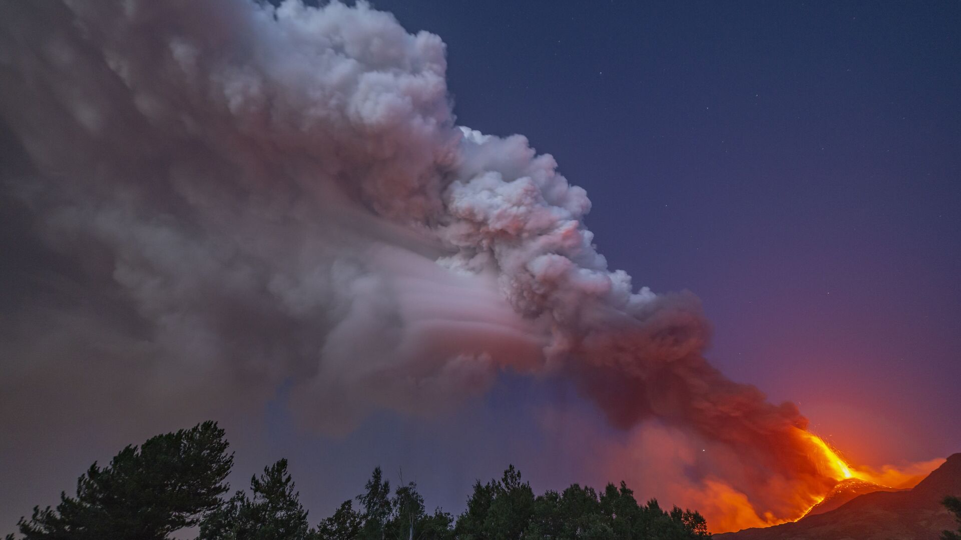 etna بالفيديو- جبل إتنا في ايطاليا يطلق حلقات من الدخان الى السماء