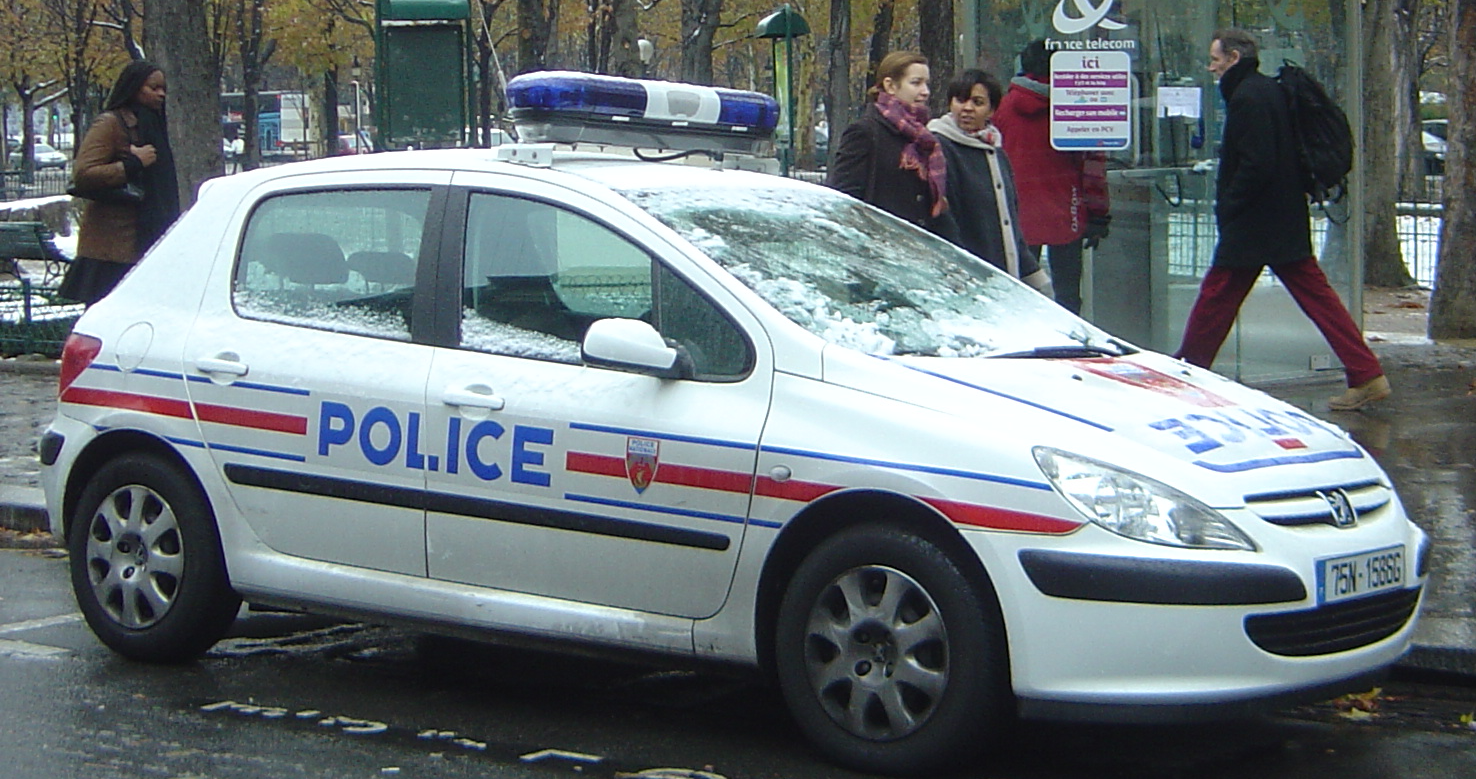 رجل يهدّد بتفجير نفسه أمام القنصلية الإيرانية في باريس