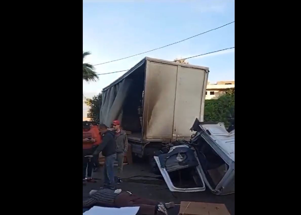 انزلاق شاحنة على أوتوستراد الناعمة: جريحان وزحمة سير خانقة