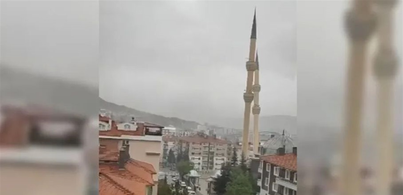 turkey بالفيديو- مئذنة تتهاوى وتنهار وسط الرياح في تركيا