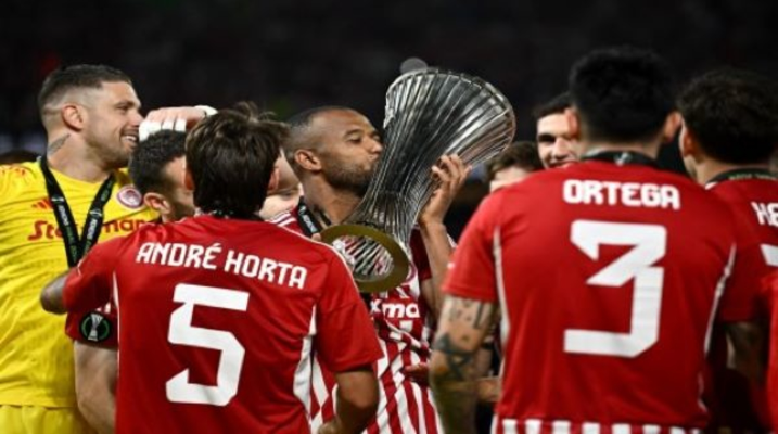 3755116_1717102647 جماهير اولمبياكوس تشعل الأجواء في أثينا بعد الفوز بلقب دوري المؤتمر