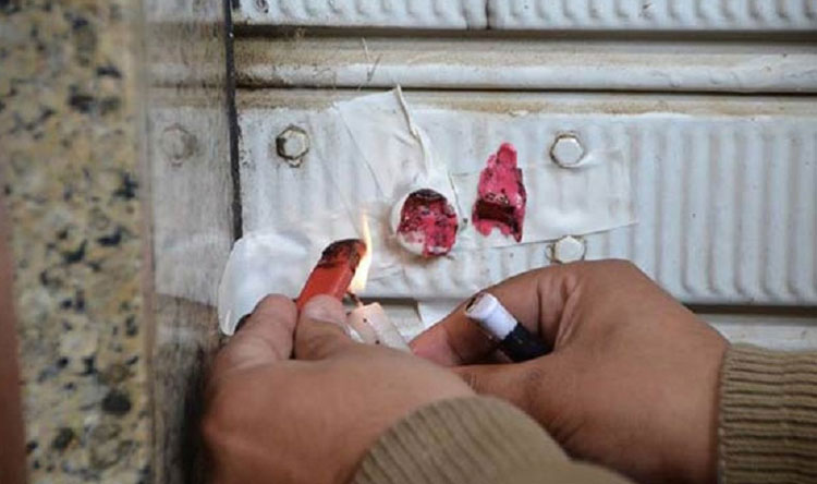 اقفال محل إقفال محال بيع ألبان وأجبان بالشمع الأحمر