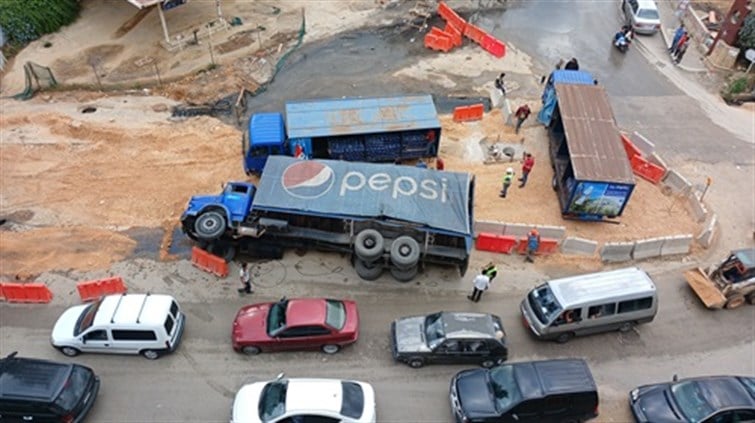 إنقلاب شاحنة على طريق كفرشيما، إليكم أحوال الطرق