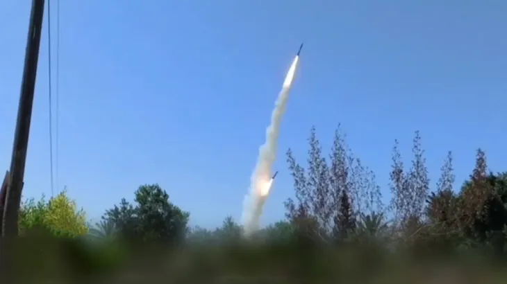 بالفيديو- رشقات صاروخيّة تستهدف مواقع للجيش الإسرائيلي في غزّة