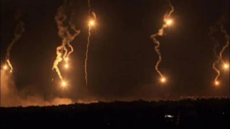 قنابل مضيئة ليلا فوق القرى الحدودية وطيران استطلاعي