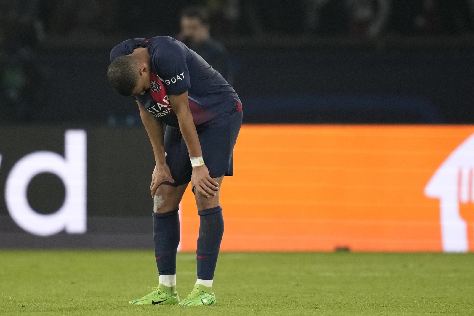 APTOPIX France Soccer Champions League باريس سان جيرمان يحرم مبابي من 80 مليون يورو
