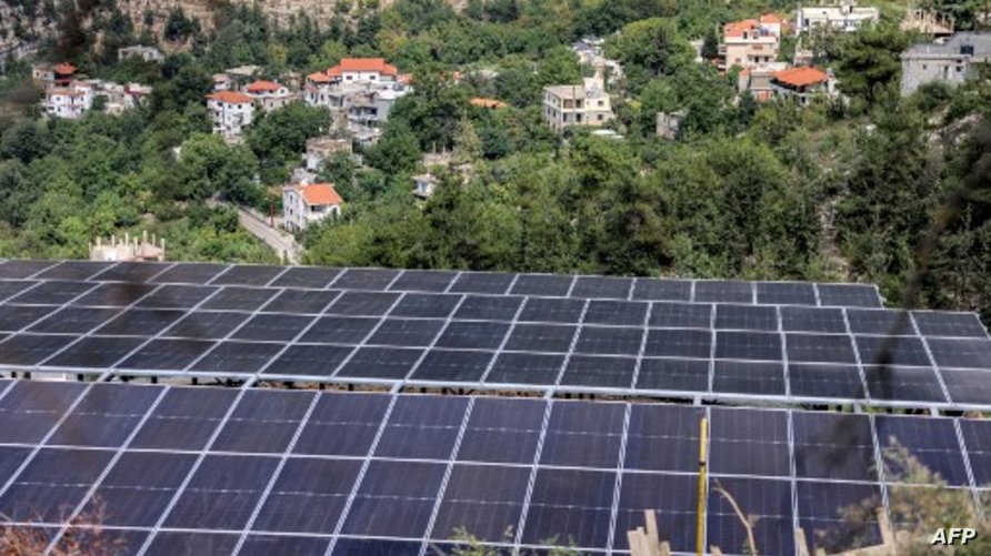 LEBANON-POLITICS-ENERGY-RENEWABLES-SOLAR تجّار البطاريّات يحرمون اللبنانيين من الطاقة الشمسيّة