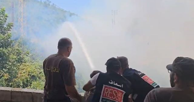 حريق امتداد حريق أحراج بلدة بزال والنيران تحاصر الأهالي في قبعيت