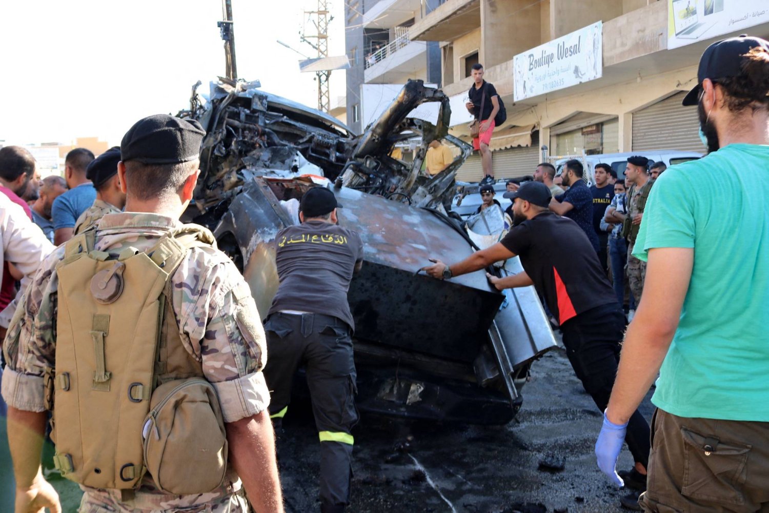 سيارة قيادي في الجماعة الإسلامية استهدفته إسرائيل بشرق لبنان أجهزة التشفير الإيرانية تفشل في إنقاذ قيادات «الحزب »