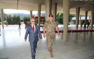 وزير الدفاع قائد الجيش