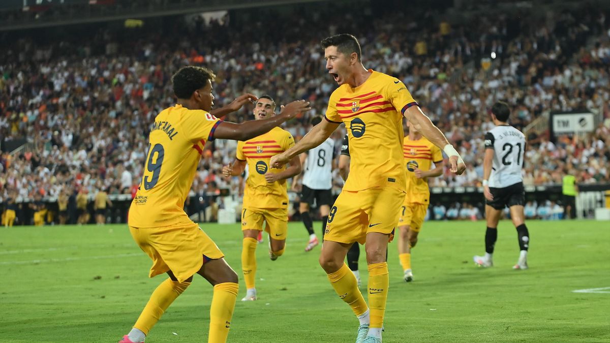 برشلونة ينتزع فوزًا صعبًا أمام فالنسيا بقيادة ليفاندوفسكي