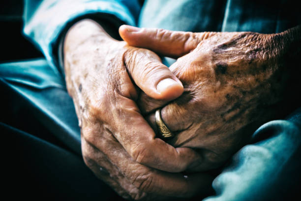 Senior man sitting on chair and cross arms بالأرقام، المجتمع اللبناني يشيخ