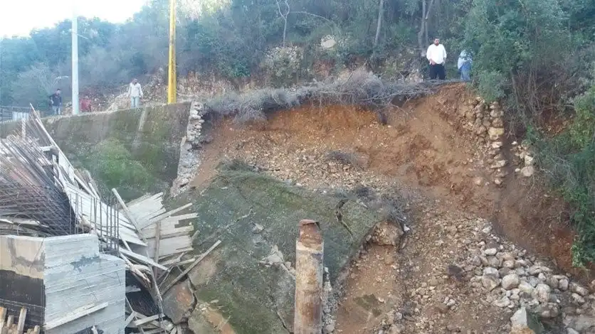 انهيار حائط في جبيل