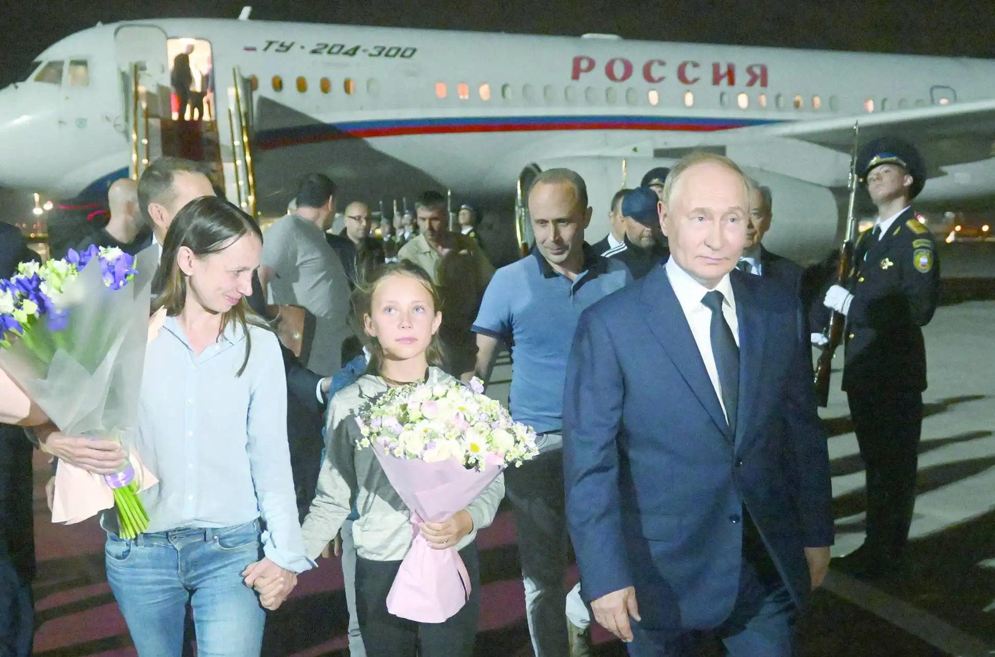 Aircraft carrying exchanged Russian prisoner arrives in Moscow بوتين اسرى