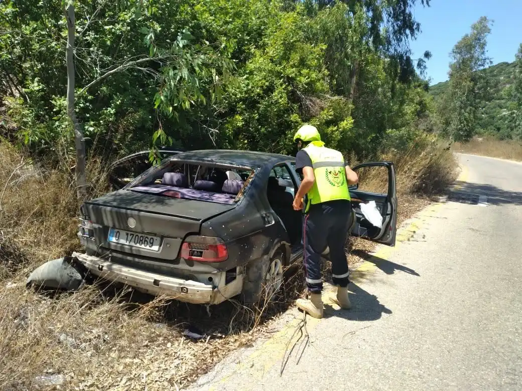 جنوب سيارة محترقة جنوب سيارة محترقة