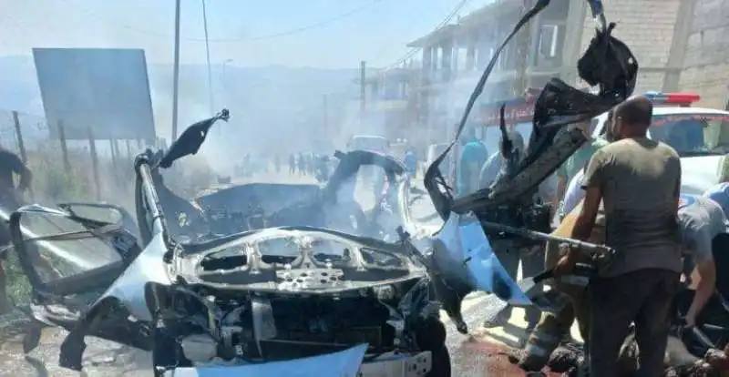سيارة مدمرة بعد غارة إسرائيلية في البازورية جنوب لبنان سيارة مدمرة بعد غارة إسرائيلية في البازورية جنوب لبنان