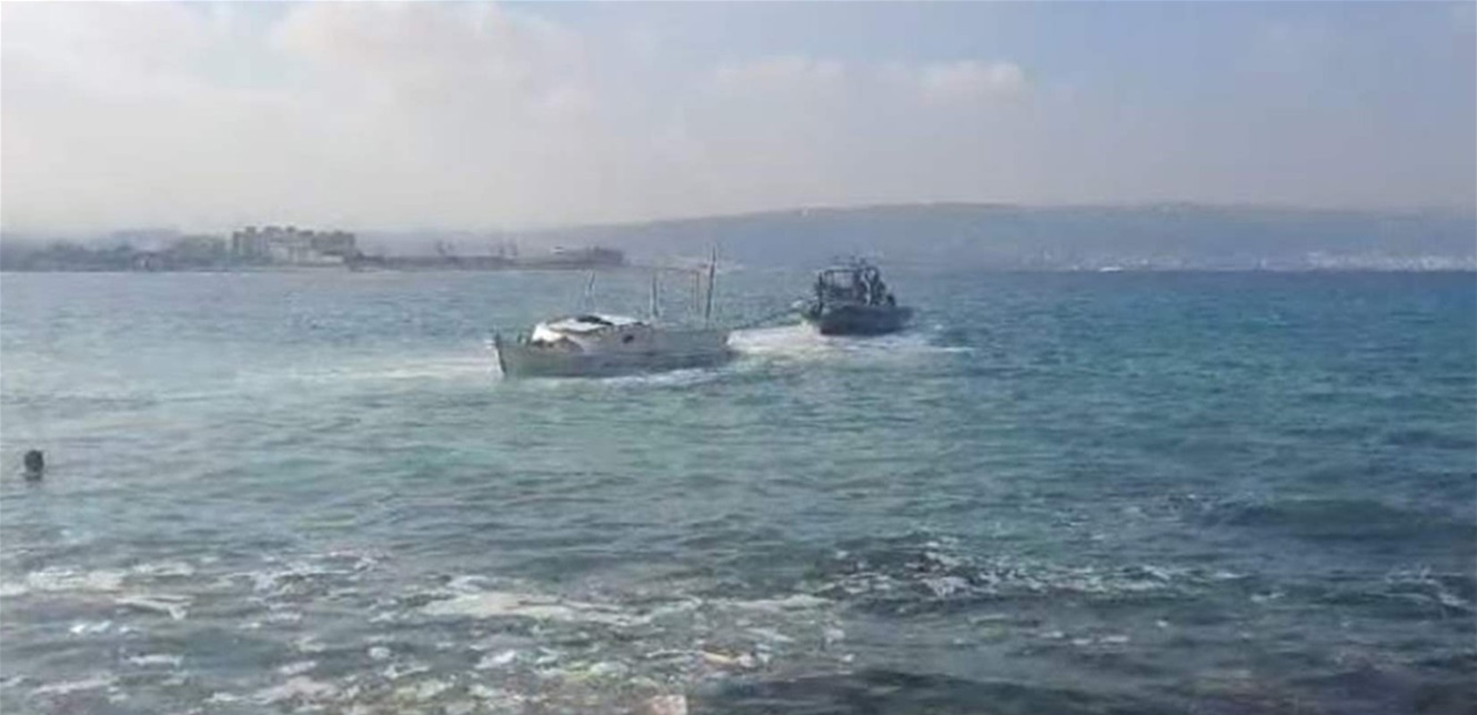 مركب بالفيديو- بعد رفض قبرص إستقبالهم، عادوا أدرجاهم والجيش لهم بالمرصاد