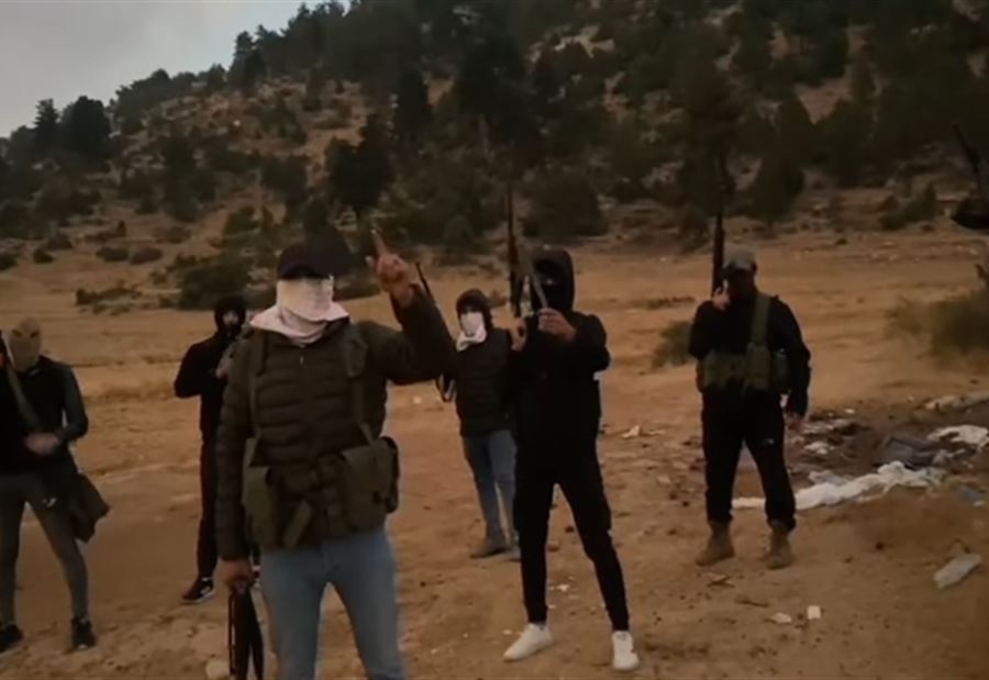 مسلحون بالفيديو- ملثّمون مدجّجون بالسلاح بكامل عتادهم، إليكم التفاصيل