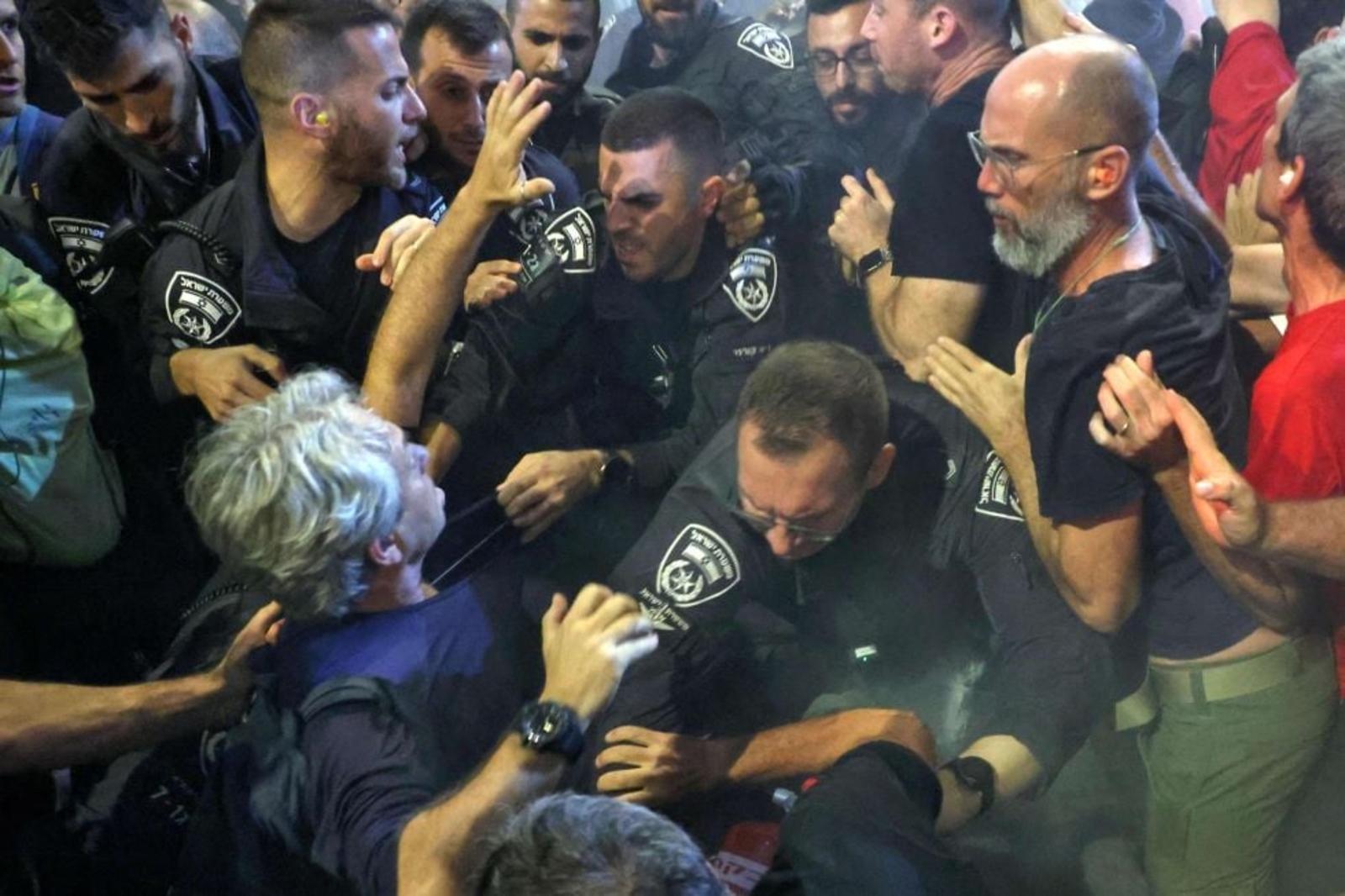 5154537_1725394035 بالفيديو- مواجهات عنيفة بين متظاهرين والشرطة الاسرائيلية في تل أبيب