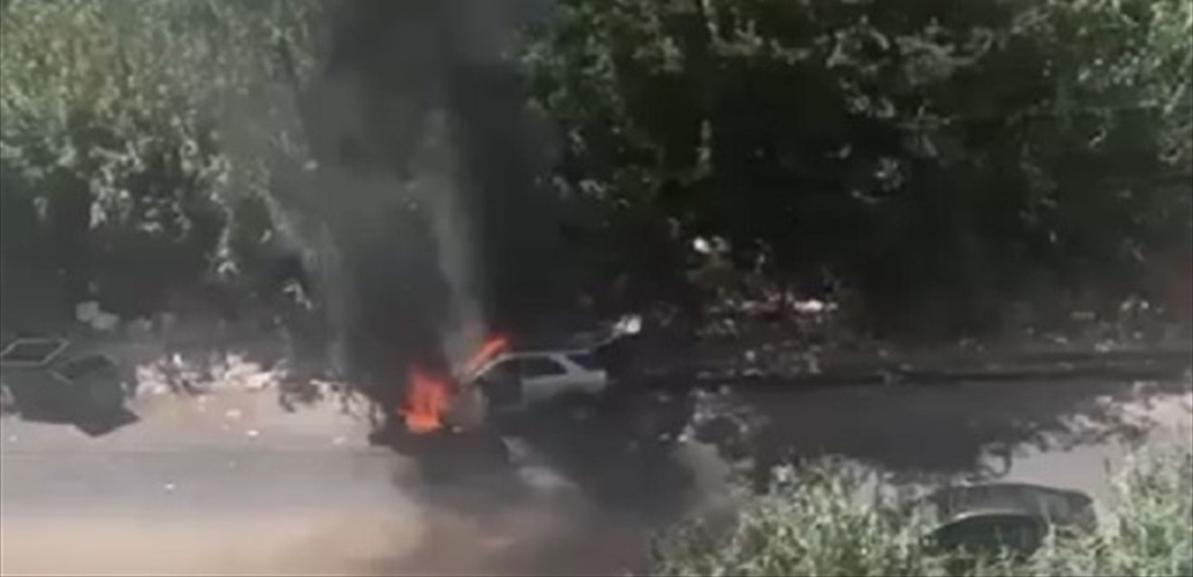 احتراق سيارة بالفيديو- إحتراق سيّارة رباعيّة الدفع في طرابلس