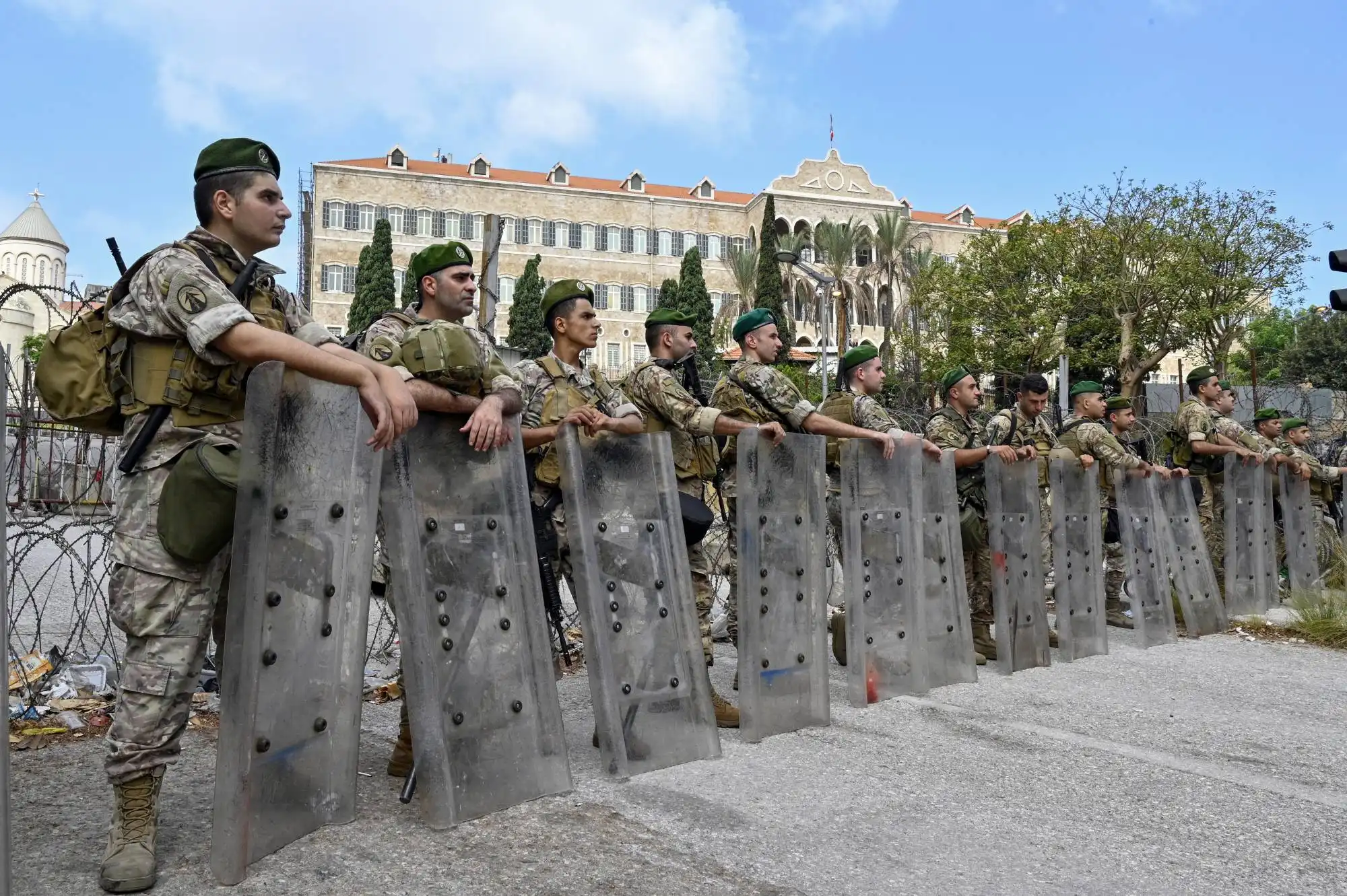 Retired Lebanese security forces protest outside the government palace in Beirut السرايا عسكريون