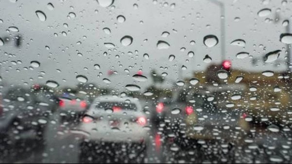 طقس جوّ متقلّب مصحوب بكتل هوائيّة باردة وأمطار خفيفة