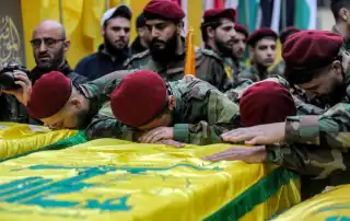 مقاتلون من حزب الله خلال جنازة في ضاحية بيروت الجنوبية لثلاثة من رفاقهم قُتلوا في سوريا